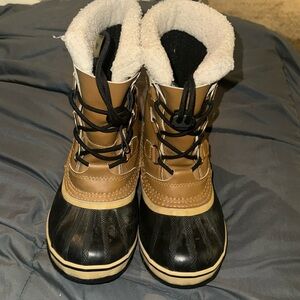 Sorel winter Boots big kids size 4 Tan leather and‎ blue rubber. Water proof